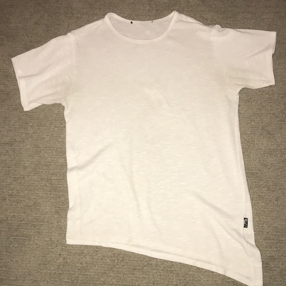 Thin white, long cornered Zoomies shirt.